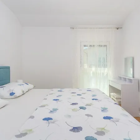Apartment In With Kitchen *