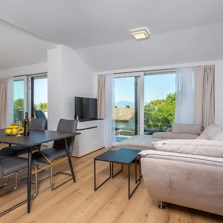 Apartment In With Kitchen *