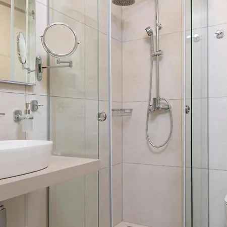 Amazing Apartment In Malinska With House Sea View شقة *