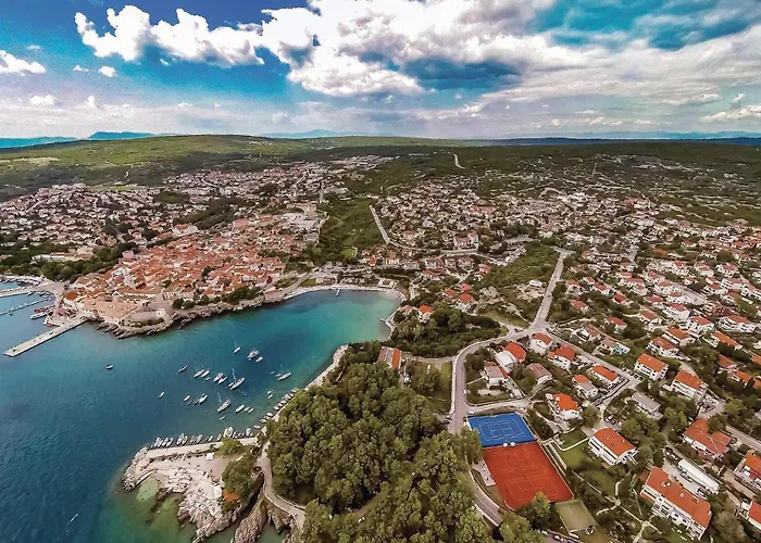 Cozy Apartment In Malinska With Kitchen