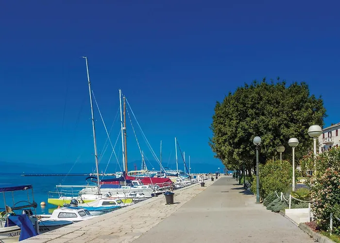 Cozy Apartment In Malinska With Kitchen 아파트