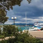 Apartman Amazing Apartment In Malinska With House Sea View *